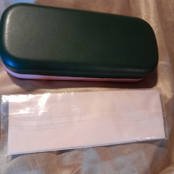 Kate spade eyeglass case with cleaning towel. - Picture 3 of 7